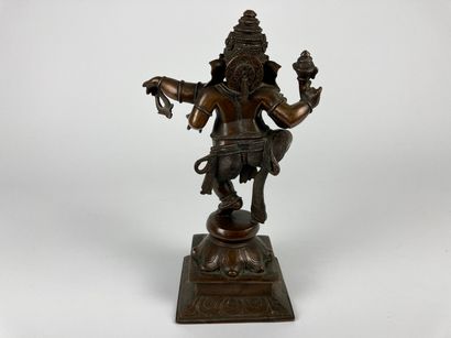 École INDIENNE "Ganesh dansant", XXe, sujet en bronze ciselé et patiné, h. 29 cm...