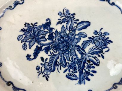 CHINE - COMPAGNIES DES INDES Plat ovale à décor bleu et blanc d'un bouquet, dynastie...