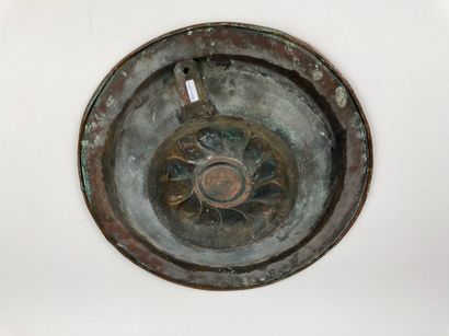 ALLEMAGNE DU SUD Offering dish with gadrooned umbilicus, probably 16th century, embossed...
