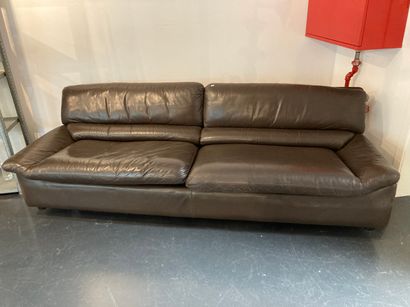 null Grand canapé contemporain, circa 2000, cuir marron, h. 80 cm, l. 235 cm env....