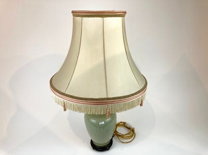 CHINE Vase à décor estampé sous couverte céladon monté en lampe, col accosté de mufles,...