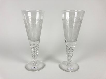 null Paire de verres de mariage, XIXe-XXe, cristal soufflé et gravé, h. 28 cm.