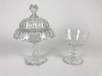 null Bonbonnière et coupe sur pied, XIXe, cristal soufflé et taillé, h. 29 cm et...