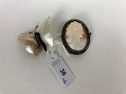 Two brooches :

- oval cameo decorated with...