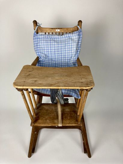 null Chaise haute d'enfant, circa 1900, bois, h. 95,5 cm [altérations].