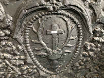 null Plaque de cheminée en fonte ornée d'armes épiscopales, porte une date [1728],...