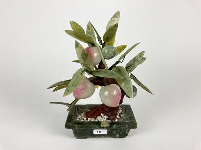 CHINE Miniature peach tree, late 20th century, hard stones, h. 22 cm [chips].