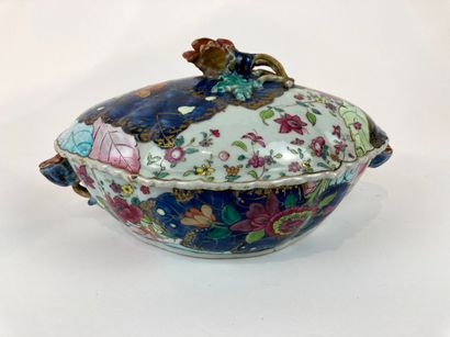 CHINE - COMPAGNIES DES INDES Oval scalloped tureen with its display stand, a large...
