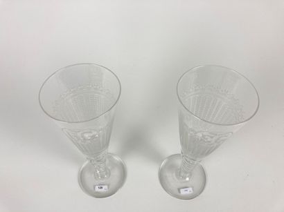 null Paire de verres de mariage, XIXe-XXe, cristal soufflé et gravé, h. 28 cm.