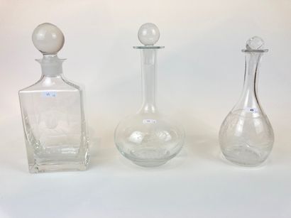 null Trois carafes, XXe, cristal et/ou verre à décors taillés, h. 26-28 cm [un bouchon...