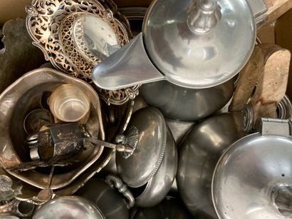 null Lot of silverware (mainly silver plated) and glassware: trays, dishes, cups,...