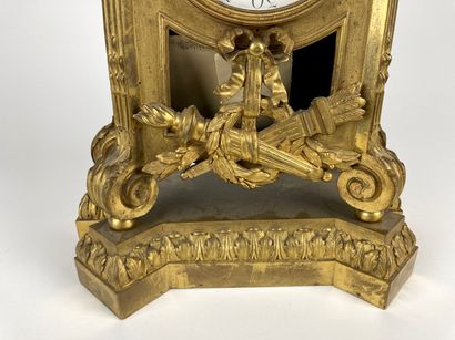 null Superbe pendule-borne du début de l'époque Louis XVI sommée d'une urne à l'antique,...
