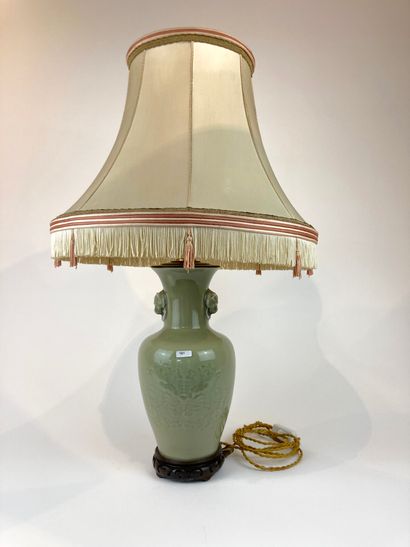 CHINE Vase à décor estampé sous couverte céladon monté en lampe, col accosté de mufles,...