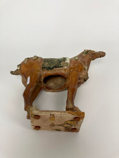 CHINE Tang harnessed horse in glazed ceramic, h. 32.5 cm [small chips].