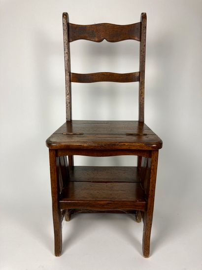 null Chaise rustique formant escabeau, XIXe, chêne à patine sombre, h. 90,5 cm [...