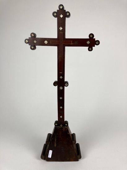 PROCHE-ORIENT Croix et coffret, XIXe, bois à riches décors en marqueterie burgautée,...