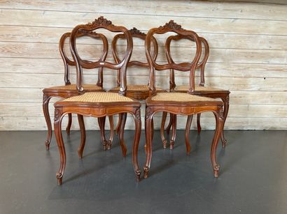 null Suite de cinq chaises cannées de style Louis XV, fin XIXe, bois mouluré et sculpté,...