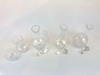 null Trois carafes, XXe, cristal et/ou verre à décors gravés, h. 30,5-34 cm [éclat...