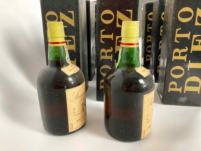 PORTUGAL (PORTO) Lot de treize bouteilles (rouge) :

- Diez (30 ans), neuf bouteilles...