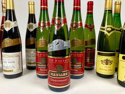 ALSACE Lot of sixteen bottles:

- Cave vinicole de Pfaffenheim - Pinot noir 1992...