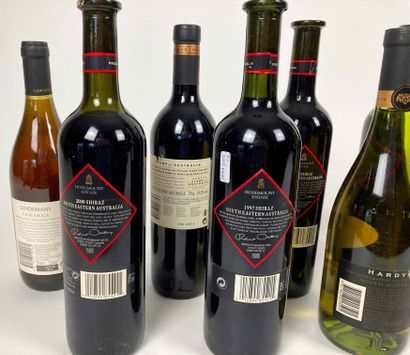 AUSTRALIE Lot of twelve bottles:

- Rosemount Estate - Shiraz 1997 (red), one bottle...