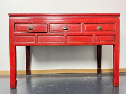 EXTRÊME-ORIENT Console with three drawers in the belt, 20th century, cinnabar lacquered...