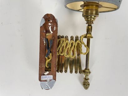 null Paire d'appliques de style Louis XVI à deux feux, XXe, métal doré, h. 31,5 cm...