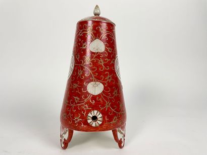 JAPON Fontaine de table tripode de forme tronconique à décor rouge de fer et or de...