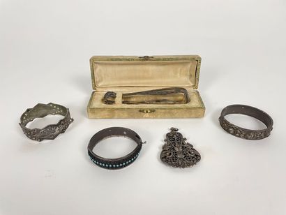 null Lot de quatre bijoux de fantaisie (trois bracelets et une broche) [usures] ;...
