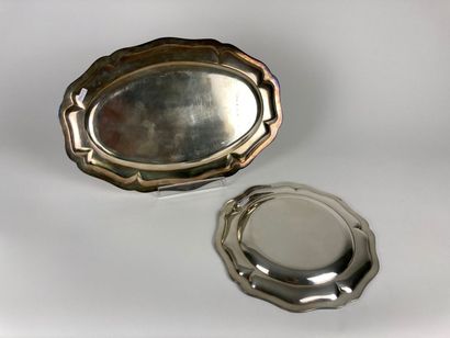 null Paire de plats chantournés (rond et ovale) à agrafes feuillagées, XXe, métal...
