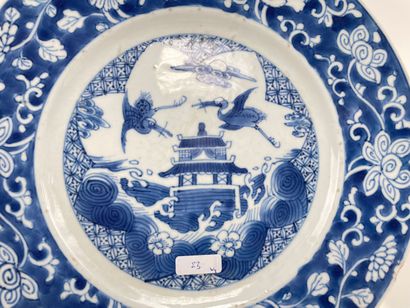 CHINE Suite de trois assiettes à décor bleu et blanc d'une pagode et de grues, dynastie...