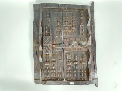 ART TRIBAL Réunion de deux vantaux Dogon (Mali) à figures anthropomorphes en relief,...