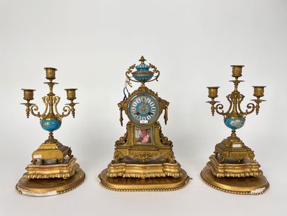 null Garniture d'époque Napoléon III, fin XIXe, bronze ciselé et porcelaine émaillée,...