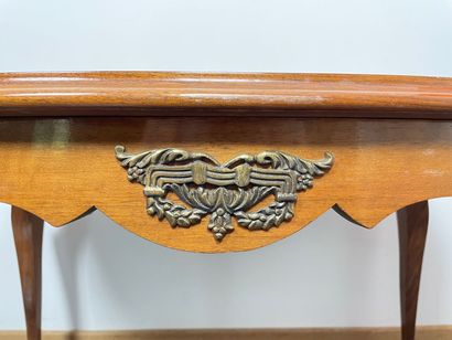 null Table basse rectangulaire de style Louis XV, XXe, bois de placage à motifs de...