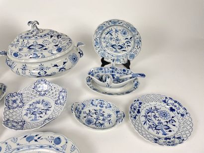 RAUENSTEIN Important part of a dinner service with blue monochrome onion decoration,...