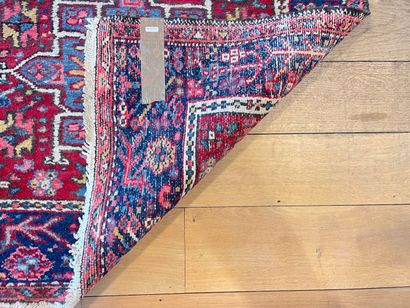 null Ancien tapis persan de galerie à médaillons et motifs stylisés polychromes sur...