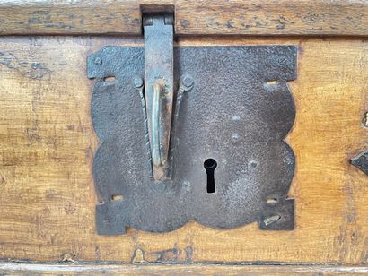 null Petit coffre ancien en chêne à moraillon et pentures en fer forgé, avec clef,...