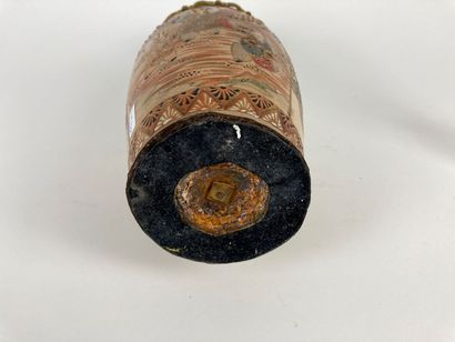 JAPON - SATSUMA Vase à décor polychrome et or monté en lampe à huile, ère Meiji /...