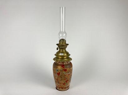 JAPON - SATSUMA Vase à décor polychrome et or monté en lampe à huile, ère Meiji /...