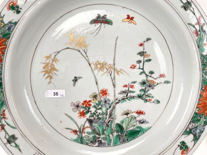 CHINE Paire de petits plats creux à décor floral d'émaux polychromes de la famille...