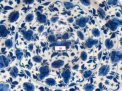 DELFT Plat à ombilic et décor floral en camaïeu bleu, XVIIIe-XIXe, faïence stannifère,...