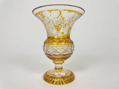 BOHEME Petit vase en calice à décor de pampres, XIXe, cristal façon overlay taillé,...