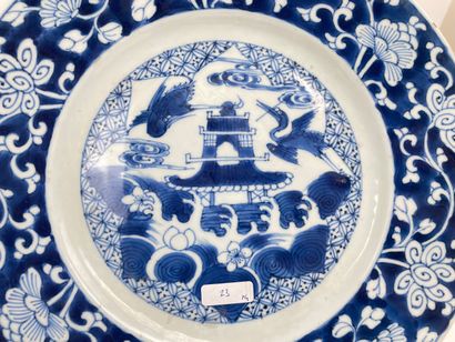 CHINE Suite de trois assiettes à décor bleu et blanc d'une pagode et de grues, dynastie...