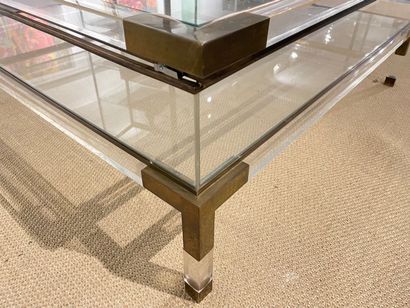 null Grande table basse carrée vintage, circa 1980, plexiglas, métal doré et verre,...