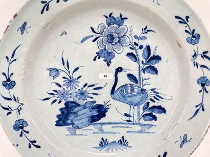 DELFT Plat creux à décor en camaïeu bleu dans le goût de l'Extrême-Orient, XVIIIe,...