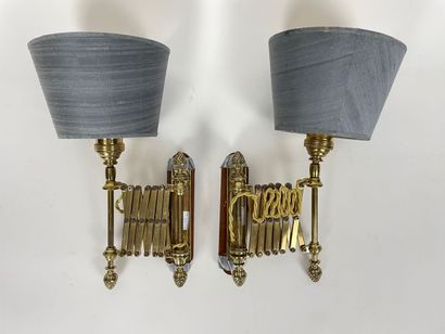 null Paire d'appliques de style Louis XVI à deux feux, XXe, métal doré, h. 31,5 cm...