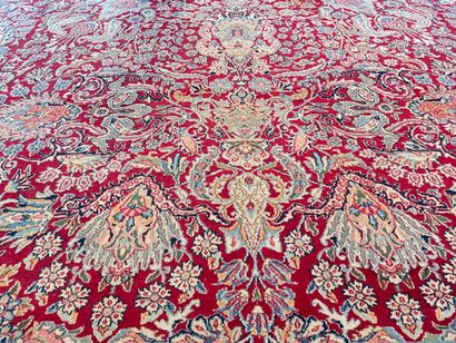 null Important tapis persan de type Kerman-Lavar à motifs floraux polychromes sur...