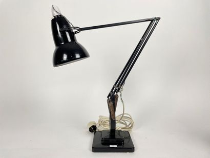 HERBERT TERRY & SONS LTD - ENGLAND Lampe Anglepoise, mi-XXe, métal laqué noir, marque...