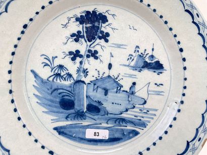 DELFT Assiette creuse à décor d'un paysage lacustre animé en camaïeu bleu, XVIIIe,...