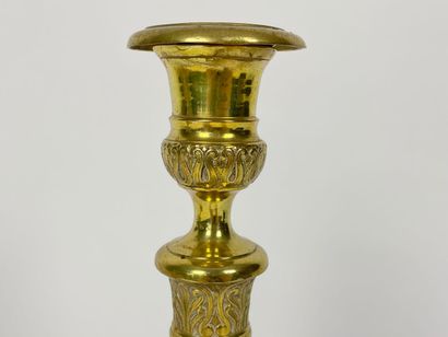 null Paire de flambeaux d'époque Restauration, circa 1825, laiton ciselé, h. 30 cm...